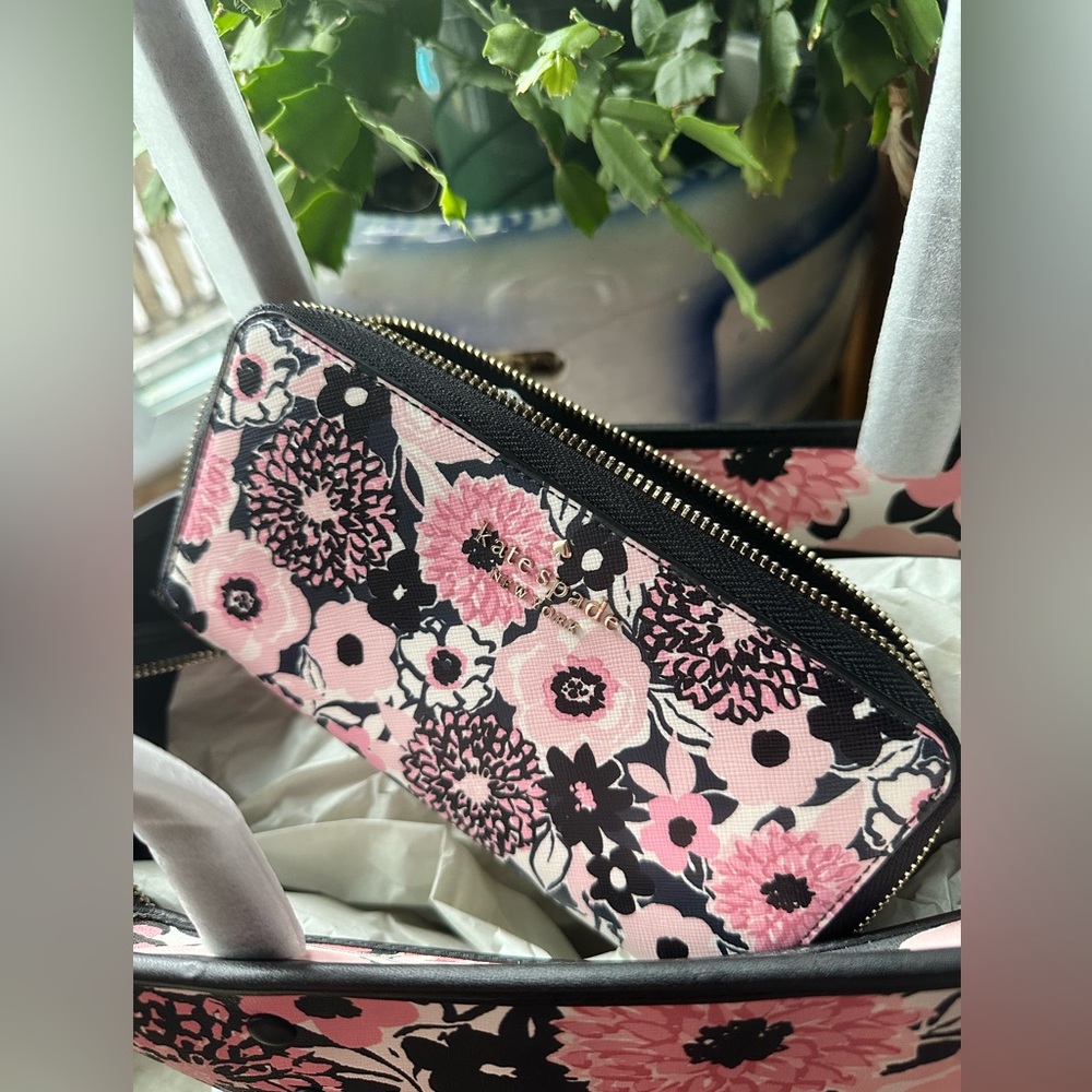 ♠️ NWT Kate Spade Floral Tote in Pink and Black Dhalia pattern w/matching wallet - Picture 2 of 7
